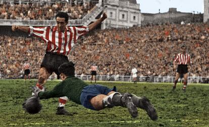 Iriondo remata durante un partido ante el Real Madrid.