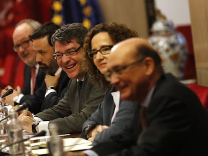 &Aacute;lvaro Nadal, ministro de Energ&iacute;a, en el centro, ayer en el Congreso con los portavoces.