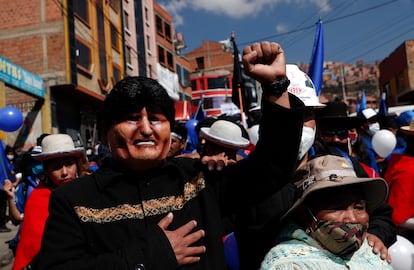 Manifestante usa máscara do ex-presidente Evo Morales passeata em apoio a Luis Arce, candidato do Movimento ao Socialismo, em 19 de setembro.