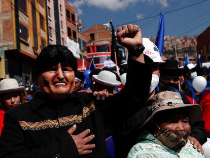 Manifestante usa máscara do ex-presidente Evo Morales passeata em apoio a Luis Arce, candidato do Movimento ao Socialismo, em 19 de setembro.