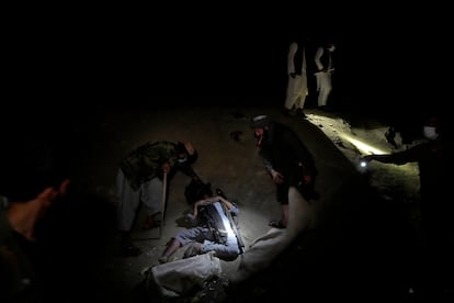 Un grupo de talibanes buscaban drogadictos escondidos entre la basura en Kabul, el 1 de junio. Los detenidos fueron trasladados al Hospital Médico de Avicena para Tratamiento de Drogas, una antigua base militar de Estados Unidos que en 2016 se convirtió en un centro de desintoxicación.