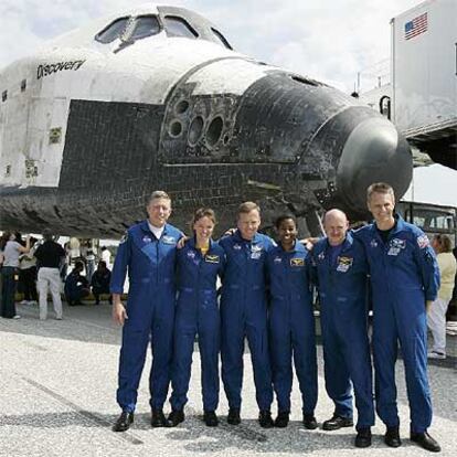 La tripulación del <i>Discovery </i>posó ante el vehículo espacial ayer tras aterrizar en Florida.