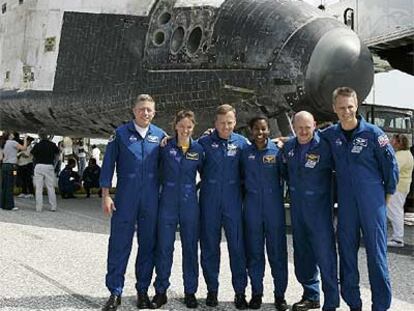 La tripulación del <i>Discovery </i>posó ante el vehículo espacial ayer tras aterrizar en Florida.