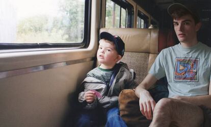 Conor y Conor viajando en tren.