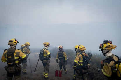 La brigada de Laza en plena labor de extinción de incendios.