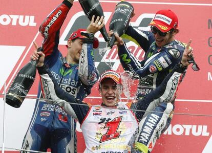 Lorenzo y Rossi bañan en champán a Marc Márquez