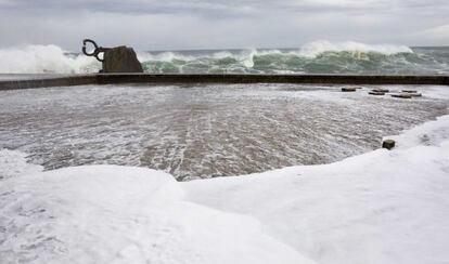 Imagen de las olas rompiendo en El Peine del Viento, en San Sebastián.