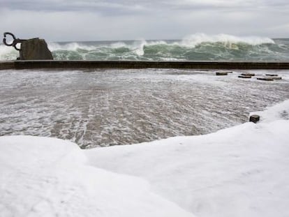 Imagen de las olas rompiendo en El Peine del Viento, en San Sebastián.