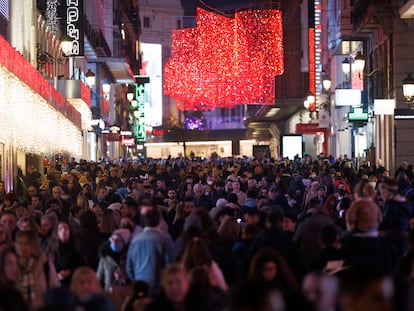 La calle Preciados llena de gente en plena campaña de compras de Navidad, el pasado lunes en Madrid.