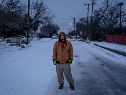 Charles Andrews, de 57 años, camina a casa por el vecindario de Waco.