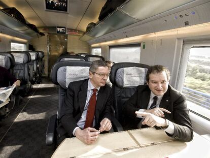 Los alcaldes de Madrid y Barcelona, Alberto Ruiz-Gallardón y Jordi Hereu, a bordo del AVE.