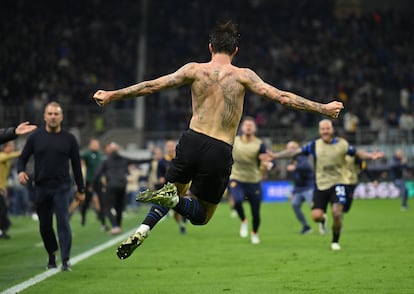 Francesco Acerbi , del Inter de Milán, celebra el empate de su equipo ante el FC Barcelona.