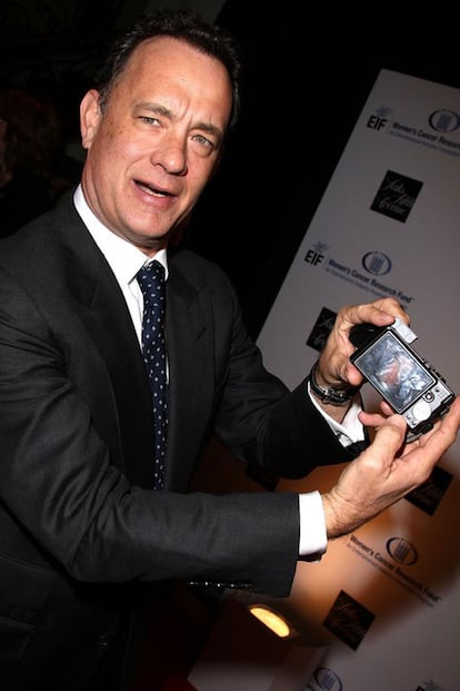 Tom Hanks además de acudir a saraos con su cámara enseña sus fotos a todo el que se lo pida.