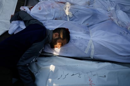 Un hombre llora sobre el cadáver de Tamam, una mujer que falleció por un bombardeo israelí en Jan Yunis, el 24 de octubre de 2023.