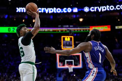 Marcus Smart lanza el tiro que habría dado la victoria a los Celtics, mientras en el marcador se ve que el tiempo ya se ha agotado.