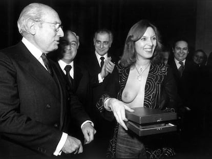 La actriz Susana Estrada recogía en febrero de 1978 un premio del diario 'Pueblo' de la mano de Enrique Tierno Galván.