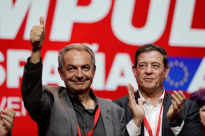 José Luis Rodríguez Zapatero y el candidato socialista a la Xunta, José Ramón Gómez Besteiro, en el arranque de la convención del PSOE en A Coruña.