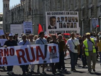 Un grupo de manifestantes sujeta una pancarta en la que se lee &quot;&iexcl;Gobierno de la troika, a la calle!&quot; en Lisboa.  
