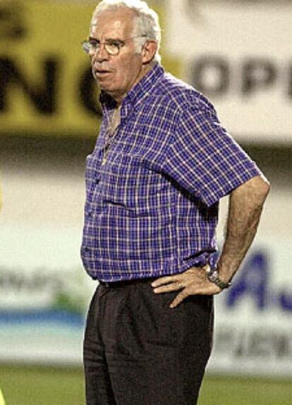 Luis Aragonés, en la banda, durante un encuentro de la Liga.