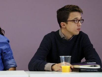 El l&iacute;der de Podemos, Pablo Iglesias (i), y el portafoz parlamentario del partido, &Iacute;nigo Errej&oacute;n, al inicio del Consejo Ciudadano