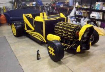 Fotografía facilitada por Raúl Oaida, un joven rumano que ha construido, con medio millón de piezas de Lego, en dieciocho meses de trabajo y con 60.000 dólares de inversión, un coche de tamaño real que funciona con aire comprimido y es capaz de circular a 25 kilómetros por hora.