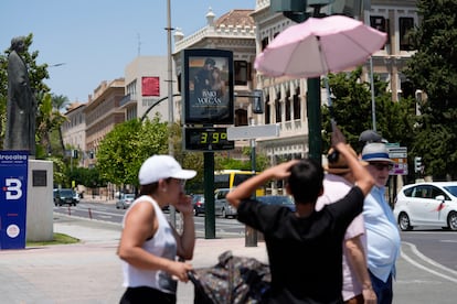 Una persona se protege con un paraguas del calor, este viernes en Murcia.