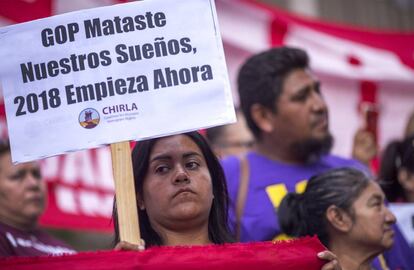 Un grupo de activistas protesta en Los Ángeles