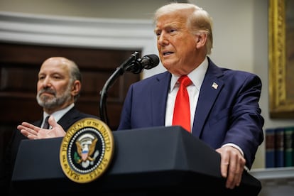 Donald Trump, este lunes en la sala Roosevelt de la Casa Blanca, con el secretario de Comercio, Howard Lutnick, detrs.