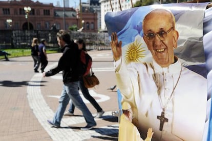 Un cartel de papa Francisco en Buenos Aires.