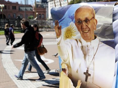 Un cartel de papa Francisco en Buenos Aires.