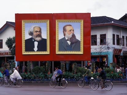 Retratos de Karl Marx y Friedrich Engels en una calle de Chengdu (China), en septiembre de 1986.