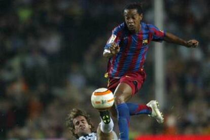 Ronaldinho supera a Barkero.