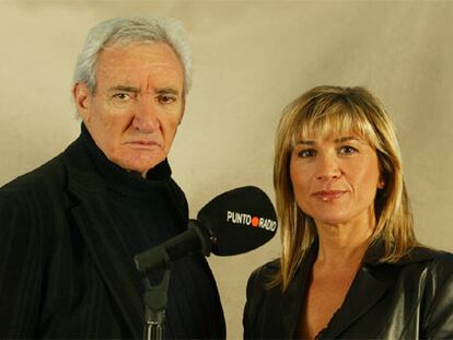 Luis del Olmo y Julia Otero, ante un micrófono de Punto Radio.