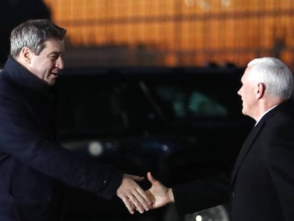 Pence saluda al ministro presidente de Baviera, Markus Soeder, este viernes.