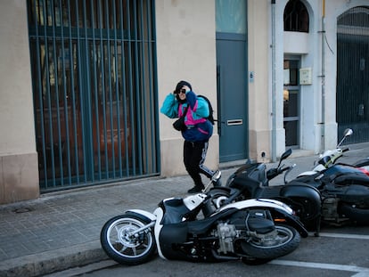 Varias motos caídas a causa del viento en el barrio de Poble Nou, a 17 de enero de 2023, en Barcelona, Catalunya (España). Kike Rincón / Europa Press