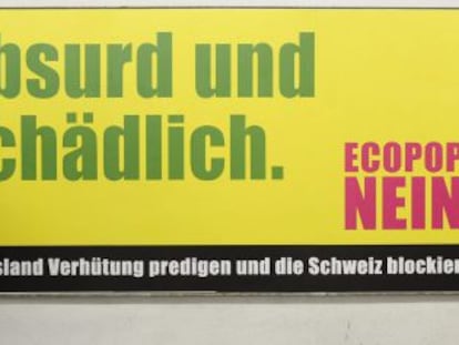 Un ciudadano de Z&uacute;rich pasa por delante de un cartel contrario a la iniciativa de Ecopop para frenar la inmigraci&oacute;n.