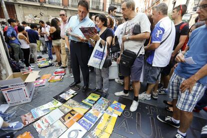 La crisis ha fomentado la compraventa de libros usados en mercadillos como este de la calle de Los Libreros de Madrid.