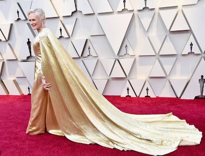 Glenn Close en la alfombra roja de los Oscar con su vestido de cuatro millones de hilos y 20 kilos de peso.