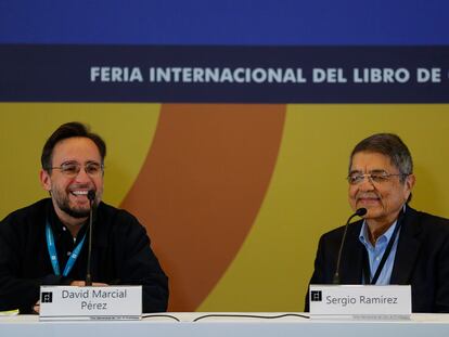 El escritor nicaragüense Sergio Ramírez junto al periodista David Marcial Pérez en la Feria Internacional del Libro (FIL) 2023, en Guadalajara (México).