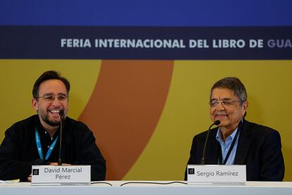 El escritor nicaragüense Sergio Ramírez junto al periodista David Marcial Pérez en la Feria Internacional del Libro (FIL) 2023, en Guadalajara (México).