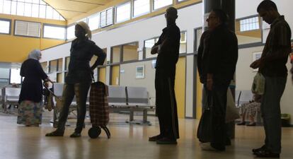 Inmigrantes sin papeles esperan en el centro de salud Alameda, de Madrid. Eran los últimos días de agosto, en septiembre sus tarjetas se fueron desactivando.