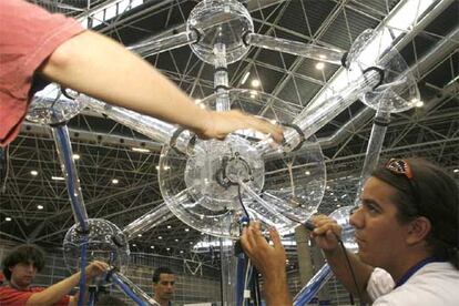 Un grupo de estudiantes madrileño, el Planet Klan Express, con la maqueta del ordenador que simboliza el Atomium de Bruselas.