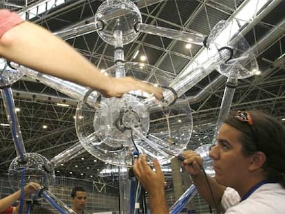 Un grupo de estudiantes madrileño, el Planet Klan Express, con la maqueta del ordenador que simboliza el Atomium de Bruselas.