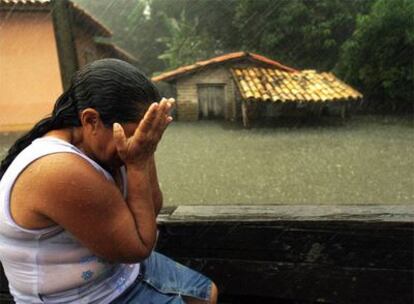 Una mujer se seca la cara en el desbordado río Longa, en Piaui.