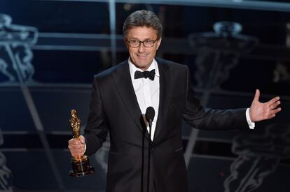 Pawel Pawlikowski, director del filme 'Ida', se dirige a los asistentes tras recoger el Oscar de la mejor película de habla no inglesa.