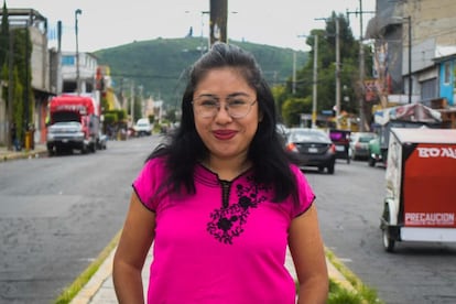 La joven mixteca Jessica Vega posa para una fotografía en las calles del municipio de Valle de Chalco, en el Estado de México.