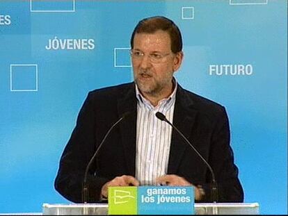 Rajoy dice sentirse orgulloso de España y la bandera "se ofenda quien se ofenda"