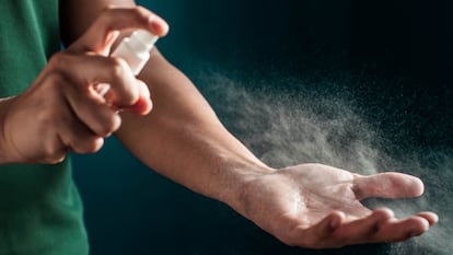 Artículo de EL PAÍS Escaparate que describe una serie de repelentes naturales para ahuyentar mosquitos.