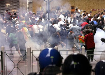 La policía trata de dispersar a los manifestantes violentos en Ginebra.