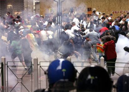 La policía trata de dispersar a los manifestantes violentos en Ginebra.